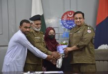 جھنگ کانسٹیبل شاہ محمد کی بیٹی پاک آرمی میں سیکنڈ لیفٹیننٹ منتخب ، ڈی پی او ملک طارق محبوب کی طرف سے حوصلہ افزائی کی گئی .ڈی پی او نے کانسٹیبل شاہ محمد کو تعریفی سرٹیفکیٹ اور انکی بیٹی کو پھولوں کا گلدستہ پیش کیا