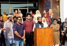 یونیورسٹی آف جھنگ میں آج پریس کانفرنس میں یونیورسٹی کے تمام ملازمین نے سیلری کے لیے احتجاج ریکارڈ کروایا آج نواں روز ھے ھرتال کا لیکن ابھی تک سیلری نھیں مل رھی جس میں ڈاکٹر عادل سلطان