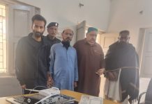 ایس ایس پی میرپورخاص عادل میمن کی ہدایت پر کارروائی کرتے ہوئے ایس ایچ او مھران ہمراہ اسپیشل ٹیم کی متعلقہ تھانے کی حدود جمناداس کالونی پر کامیاب چھاپہ مار کاروائی، جواری ملزمان بنام محمد عامر غوری، عبدالرحمن قریشی، محمد ناصر غوری، محمد حسنین قائمخانی گرفتار