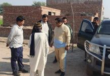 تھانہ سیٹلائٹ ٹاؤن کے علاقہ میں دوران رابری خاتون سے زیادتی کا معاملہ ، ڈی پی او جھنگ ملک طارق محبوب کرائم سین پر پہنچ گئے