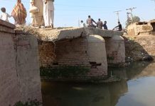 جھنگ : محکمہ ایریگشن کی مبینہ ملی بھگت راجباہ مسن پر پندرہ سال قبل بنایا جانےوالا پل ٹھیکدارکےناقص مٹریل استعمال کرنےسے مکمل خستہ حالی کاشکارجوکسی بھی وقت کسی بڑےسانحہ کا سبب بن سکتاہےاہل علاقہ کا احتجاج نگران وزیراعلی پنجاب سےفوری نئی پل تعمیرکروانےکامطالبہ