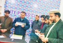 سٹی پریس کلب شورکوٹ کے نومنتخب عہدیدران کی تقریب حلف برداری سٹی پریس کلب کے آفس میں منعقد ہوٸی