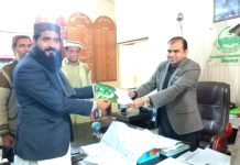 شورکوٹ: صاحبزادہ مولانا محمدآصف معاویہ سیال نے دفتر ریٹرنگ آفیسر این اے۔ 110 کو پاکستان مسلم لیگ ن کی طرف سے جاری کردہ ٹکٹ جمع کروا دیا، رپورٹ محمدعمرفاروق سٹارنیوز