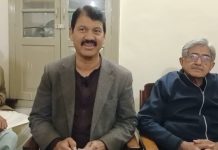 پاکستان تحریک انصاف کے رہنما امیدوار قومی اسمبلی کی 8 ماہ بعد حلقے میں واپسی دفتر آمد حمایتیوں نے پھول پیش کئے اور نعرے لگائے