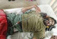 چونیاں کے نواحی گاؤں میں معمولی تلخ کلامی پر بااثر زمیندار باپ بیٹے نے گھر میں گھس کر غریب مزدور ہمسایہ کو فائرنگ کر کے زخمی کر دیا غریب مزدور زندگی و موت کی کشمکش میں لاہور ہسپتال میں موت سے لڑ رہا ہے بااثر زمیندار صلح پر مجبور جان سے مارنے کی دھمکیاں دینے لگا ڈی پی او قصور نوٹس لے