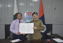ڈی پی او محمد راشد ہدایت نے پولیس افسران اور شہدائے پولیس کی فیملیز کی طبی ویلفئیر کیلئے چغتائی لیب اور جھنگ پولیس کے مابین MOU پر دستخط کئے