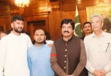 گورنر پنجاب سردار سلیم حیدر خان سے چوہدری فہیم عباس راہی ڈپٹی انفارمیشن سکیرٹری پی وائی او سنڑل پنجاب ، ،تحصیل صدر پی وای او احمد پور سیال چوہدری سمیع الحسن چدھڑ، مہر عرفان حیدر صدقانہ سیال ، ذیشان ملک ،،ملک سلیمان کی ملاقات