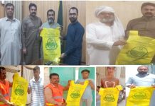 اسسٹنٹ کمشنر احمدپورسیال، ایڈ منسٹریٹر محمدعرفان ہنجرا نے عیدالاضحٰی کے موقع پر عوام کے نام پیغام میں سٹارنیوز سے گفتگو کرتے ہوئے کہا ہے کہ وزیر اعلٰی پنجاب اورڈی سی جھنگ کی ہدایات کے مطابق صاف ستھرا کے ویژن کو آگےبڑھارہے ہیں،اس سلسلے میں میونسپل کمیٹی گڑھ مہاراجہ اور احمدپورسیال کے عملہ گھر گھر جا کر آلائشوں کو مناسب مقام پر ٹھکانے لگانے کے لئے سٹیرلائزڈ اور کلین شاپرزفراہم کررہےہیں