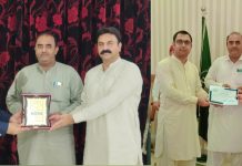گڑھ_مہاراجہ محرم الحرام میں بہترین کارکردگی پر اسسٹنٹ کمشنر احمدپورسیال محمد عرفان ہنجراء اور سی او میونسپل کمیٹی گڑھ مہاراجہ میاں عرفان جنجیانہ سیال نے سینئر کلرک میونسپل کمیٹی گڑھ مہاراجہ خضر عباس خان کو ایوارڈ آف ایکسیلنٹ اور تحریفی اسناد سے نواز دیا ، رپورٹ محمدعمرفاروق