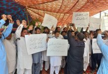 دربار سلطان باہو پر بجلی چوری کے خلاف واپڈا ملازمین سراپا احتجاج
