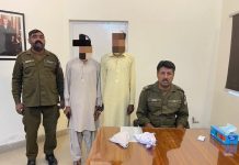 سرگودھا: تھانہ ساہیوال پولیس کا غیر قانونی اسلحہ رکھنے والوں کےخلاف بھرپور کریک ڈاؤن ایس ایچ او ساہیوال احمد حیات بھلوانہ نے ٹیم کے ہمراہ کاروائی کرتے ہوئے 2 غیر قانونی اسلحہ رکھنے والے 2 افراد کو گرفتارکر لیا