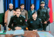 نوشہرہ۔تھانہ پبی پولیس کی کامیاب تفتیش کی بدولت چند یوم قبل شابڑہ کے علاقہ میں فروٹ فروش کو لوٹنے کی کوشش میں قتل کرنے والے 03رکنی راہزن گروہ گرفتار،اسلحہ برآمد