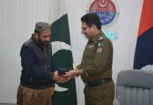 جھنگ ۔جدید ٹیکنالوجی کا موثر استعمال، گزشتہ پندرہ دنوں میں آٹھ لاکھ مالیت کے 24 مسروقہ موبائل فونز برآمد . ایس پی انوسٹی گیشن جاوید اقبال چدھڑ نے موبائل فونز شہریوں کے حوالے کئے ۔