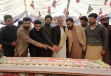 ڈاکٹر محمد طاہر القادری کی 74ویں سالگرہ پر 74 پاونڈ کا کیک کاٹا گیا۔
