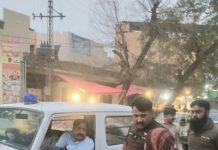 حساس علاقہ کامرہ کینٹ ڈپٹی ڈائیریکٹر سوشل ویلفئر عارف محمود صدیقی کی پولیس اور کینٹ بورڈ کامرہ کینٹ کے سٹاف کے ہمراہ بھکاریوں کے خلاف کاروائی 12 بھکاری گرفتار