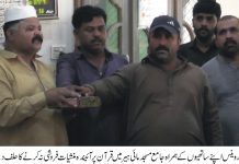 جھنگ کے علاقے مائی ہیر کے منشیات فروش گلزار وینس نے ساتھیوں کے ہمراہ جامع مسجد مائی ہیر میں امام مسجدودیگر کے سامنے حلف اٹھا کر آئندہ منشیات فروشی سے توبہ کرلی۔