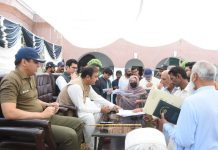 ڈپٹی کمشنرعلی اکبر بھنڈر نے اپنے آفس کے احاطہ میں ریونیو عوامی خدمت سروسز کے تحت محکمہ مال سے متعلقہ سائلین کی درخواستوں کی سماعت کی اور سائلین کو فوری ریلیف کی فراہمی کے حوالہ سے موقع پر احکامات جاری کئے