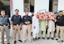 بہن کو قتل کرکے چھپکے سے بغیر اسلامی اورعلاقائی رسومات کےدفن کرکے افغانستان میں شادی کرانے کا ڈرامہ بے نقابتھانہ رحیم آباد پولیس کی کارروائی قتل میں ملوث بھائی، چچا اور چچا زاد بھائی گرفتار مسماۃ(ن) کو غیرت کے نام پر قتل کرکے غیر اسلامی طریقے سے دفن کیا گیا تھا
