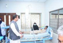ڈپٹی کمشنر علی بھنڈر نے تحصیل ہیڈکوارٹر ہسپتال جھنگ سٹی کا دورہ کیا اور زیر علاج مریضوں کو دی جانے والی طبی سہولیات اور ادویات کی فراہمی سمیت ہسپتال کے مختلف شعبہ جات کا معائنہ کرکے محکمانہ سروسز اور کارکردگی کا جائزہ لیا۔
