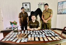 تھانہ اٹھارہ ہزاری پولیس نے ایک کامیاب آپریشن کے دوران ڈکیتی کی وارداتوں میں ملوث ایک متحرک گینگ کے دو اہم کارندوں کو گرفتار کر لیا ہے۔ڈاکووں کے قبضے سے بھاری مالیت کا مسروقہ سامان، جن میں نقدی، زیورات اور دو عدد موٹر سائیکلیں شامل ہیں، برآمد کیا گیا ہے۔ برآمد شدہ سامان کی مجموعی مالیت 25 لاکھ روپے سے زائد
