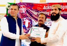 جھنگ: صوبائی رہنما پاکستان مسلم لیگ ن پنجاب، مولانا محمدآصف معاویہ سیال کو امن ایوارڈ شیلڈ پیش کی گئی