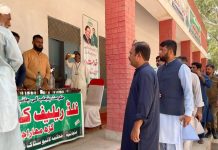 گڑھ_مہاراجہ : ڈپٹی کمشنر جھنگ علی اکبر بھنڈر کا اسسٹنٹ کمشنر احمدپورسیال محمد وقاص ظفر کے ہمراہ فلڈ ریلیف کیمپ گڑھ موڑ کا وزٹ،