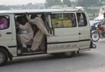 گڑھ_مہاراجہ۔ایک سیلاب کی تباہی دوسرا ہائی ایس والوں کی غنڈہ گردی ، ٹرانسپورٹ  ہائی ایس  مافیا  نے کرائے ڈبل کردیے