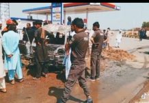 عیسی خیل کے نواحی علاقےونجاری میں المعیزپٹرول پمپ کے بالکل نزدیک سمیع اللہ ملاخیل کی گاڑی(کیری ڈبہ) آگ سے جل کر راکھ۔اندازہ ہے کہ شارٹ سرکٹ کی وجہ سے آگ لگی