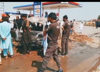عیسی خیل کے نواحی علاقےونجاری میں المعیزپٹرول پمپ کے بالکل نزدیک سمیع اللہ ملاخیل کی گاڑی(کیری ڈبہ) آگ سے جل کر راکھ۔اندازہ ہے کہ شارٹ سرکٹ کی وجہ سے آگ لگی