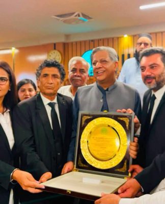 بار ووکیشنل کورس سیمینار کی کامیاب تکمیل، وفاقی وزیر قانون اعظم نذیر تارڑ کی جانب سے پنجاب بار کونسل کی سیمینار اینڈ سمپوزیم کمیٹی کو اعزازی شیلڈز پیش، قانونی تعلیم کے فروغ کی کاوشوں کو زبردست خراجِ تحسین