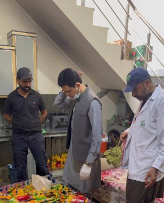 پنجاب فوڈ اتھارٹی کا ٹوبہ ٹیک سنگھ میں ملاوٹ مافیا کے خلاف فیصلہ کن وار،ڈی جی پنجاب فوڈ اتھارٹی سید موسیٰ رضا کی خصوصی ہدایات پر ایڈیشنل ڈائریکٹر (آپریشنز) امتیاز حسین کا ٹوبہ ٹیک سنگھ کا دورہ، گوجرہ میں جعلی جوس تیار کرنے والا یونٹ بے نقاب، ملزم گرفتار، یونٹ سیل، مقدمہ درج، ہزاروں جعلی لیبلز، سینکڑوں لیٹر مضر صحت مشروبات اور ہزاروں خالی بوتلیں ضبط