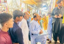 معروف تجارتی مرکز گڑھ موڑ پر ناجائز تجاوزات کے خلاف آپریشن، متعدد دکانداروں کو جرمانے